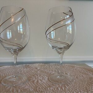 Elegant Wine Glasses with Gold Swirl